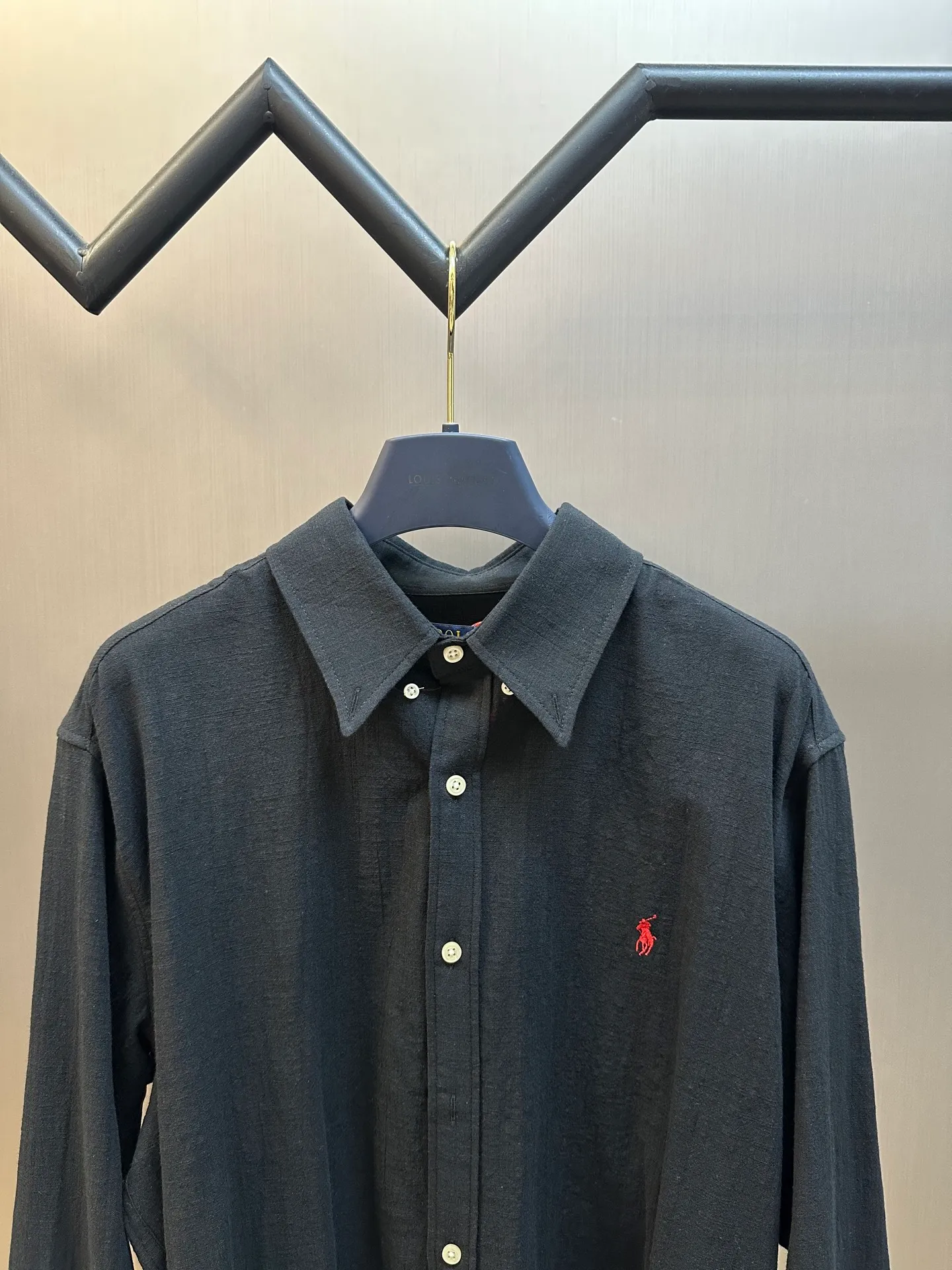 🅿️440 Ralph Lauren embroidered linen shirt is made of high-quality linen material and is elegantly presented in a deep ink color. It is embellished with a delicate red pony mark. The outer I-shaped pleated split back yoke is cleverly designed, adding a sense of agility and sophistication. Adopting side-turning and embedded clamping stitching technology, it is smooth and tidy.  size：s m l xl